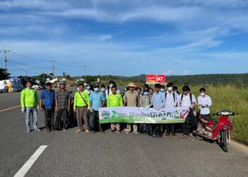 ទិដ្ឋភាពមន្ទីរបរិស្ថានខេត្តកោះកុង ដឹកនាំមន្ត្រី រួមជាមួយអាជ្ញាធរមូលដ្ឋាន សិស្សានុសិស្សាជាច្រើននាក់ បានចូលរួមសម្អាតអនាម័យបរិស្ដាន និងធ្វើយុទ្ធនាការផ្សព្វផ្សាយ «ថ្ងៃនេះ ខ្ញុំមិនប្រើថង់ប្លាស់ស្ទិកទេ» នៅតាមដងផ្លូវ វិថីសាយ ភូថង កាលពីថ្ងៃទី៩ ខែវិច្ឆិកា ឆ្នាំ២០២៤។ (ហ្វេប៊ុកក្រសួងបរិស្ថាន)
