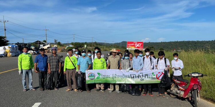 ទិដ្ឋភាពមន្ទីរបរិស្ថានខេត្តកោះកុង ដឹកនាំមន្ត្រី រួមជាមួយអាជ្ញាធរមូលដ្ឋាន សិស្សានុសិស្សាជាច្រើននាក់ បានចូលរួមសម្អាតអនាម័យបរិស្ដាន និងធ្វើយុទ្ធនាការផ្សព្វផ្សាយ «ថ្ងៃនេះ ខ្ញុំមិនប្រើថង់ប្លាស់ស្ទិកទេ» នៅតាមដងផ្លូវ វិថីសាយ ភូថង កាលពីថ្ងៃទី៩ ខែវិច្ឆិកា ឆ្នាំ២០២៤។ (ហ្វេប៊ុកក្រសួងបរិស្ថាន)