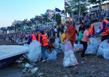 សកម្មភាពក្រុមយុវជន ព្រះសង្ឃ កំពុងប្រមូលសំរាមនៅតាមច្រាំងទន្លេមេគង្គ នារាជធានីភ្នំពេញ ក្នុងឱកាសព្រះរាជពិធីបុណ្យ អុំទូក បណ្តែតប្រទីប អកអំបុក និងសំពះព្រះខែ ដែលប្រព្រឹត្តទៅថ្ងៃទី១៤,១៥,១៦ ខែវិច្ឆិកា ឆ្នាំ២០២៤។ (ហ្វេសប៊ុក River Ocean Cleanup)