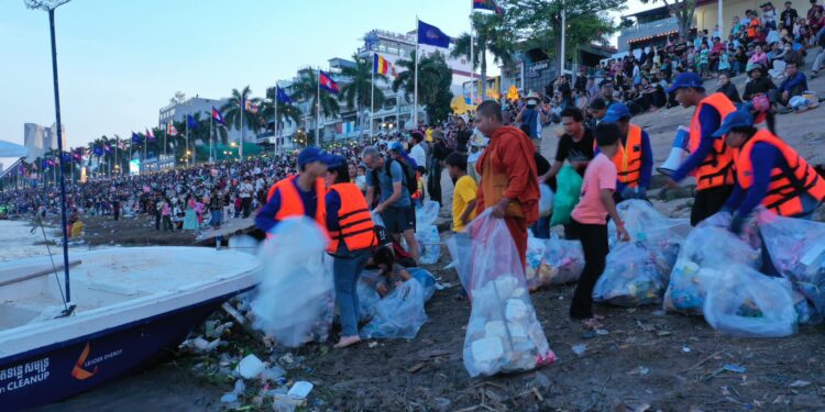 សកម្មភាពក្រុមយុវជន ព្រះសង្ឃ កំពុងប្រមូលសំរាមនៅតាមច្រាំងទន្លេមេគង្គ នារាជធានីភ្នំពេញ ក្នុងឱកាសព្រះរាជពិធីបុណ្យ អុំទូក បណ្តែតប្រទីប អកអំបុក និងសំពះព្រះខែ ដែលប្រព្រឹត្តទៅថ្ងៃទី១៤,១៥,១៦ ខែវិច្ឆិកា ឆ្នាំ២០២៤។ (ហ្វេសប៊ុក River Ocean Cleanup)