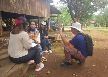 ពលរដ្ឋជនជាតិដើមភាគតិចទំពួន រស់នៅក្នុងឃុំកាឡៃ ស្រុកអូរជុំ ខេត្តរតនគិរី កំពុងផ្តល់បទសម្ភាសន៍ដល់សិក្ខាកាមវគ្គបណ្តុះបណ្តាលសារព័ត៌មានជនជាតិដើមភាគតិចឆ្នាំ២០២៤។ (សិក្ខាកាម)