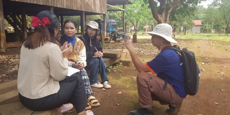 ពលរដ្ឋជនជាតិដើមភាគតិចទំពួន រស់នៅក្នុងឃុំកាឡៃ ស្រុកអូរជុំ ខេត្តរតនគិរី កំពុងផ្តល់បទសម្ភាសន៍ដល់សិក្ខាកាមវគ្គបណ្តុះបណ្តាលសារព័ត៌មានជនជាតិដើមភាគតិចឆ្នាំ២០២៤។ (សិក្ខាកាម)
