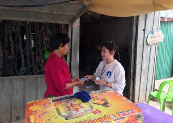 អ្នកស្រី ស៊ិន ចាន់ពៅរ៉ូហ្ស៊េត (អាវ ស)អតីតសមាជិកគណកម្មាធិការនាយក និងជាសមាជិកក្រុមប្រឹក្សាសង្កាត់អូរចារ ក្រុងបាត់ដំបង ខេត្តបាត់ដំបង មកពីគណបក្សភ្លើងទៀនចុះចែកខិត្តប័ណ្ណជូនពលរដ្ឋ។ (ហ្វេសប៊ុក Sin Rozeth)