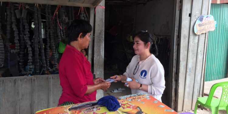 អ្នកស្រី ស៊ិន ចាន់ពៅរ៉ូហ្ស៊េត (អាវ ស)អតីតសមាជិកគណកម្មាធិការនាយក និងជាសមាជិកក្រុមប្រឹក្សាសង្កាត់អូរចារ ក្រុងបាត់ដំបង ខេត្តបាត់ដំបង មកពីគណបក្សភ្លើងទៀនចុះចែកខិត្តប័ណ្ណជូនពលរដ្ឋ។ (ហ្វេសប៊ុក Sin Rozeth)