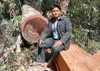 លោក សឿ សុជា អ្នកសារព័ត៌មានHPN News ចុះយកព័ត៌មាននៅទីតាំងគេកាប់ព្រៃទន្រ្ទានយកដីធ្វើកម្មសិទ្ធិស្ថិតនៅក្នុងដែនជម្រកសត្វព្រៃព្រៃឡង់ខេត្ដកំពង់ធំ កាលពីថ្ងៃទី៥ ខែកុម្ភៈ ឆ្នាំ២០២៤។ (រូបភាព សឿ សុជា)