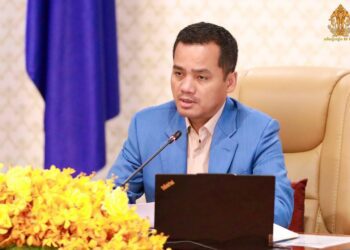 ឧបនាយករដ្ឋមន្ត្រី រដ្ឋមន្ត្រីក្រសួងមហាផ្ទៃ លោក ស សុខា ដឹកនាំកិច្ចប្រជុំផ្សព្វផ្សាយសារាចរណែនាំស្តីពី ការបញ្ឈប់សកម្មភាពផ្សព្វផ្សាយល្បែងស៊ីសងខុសច្បាប់ កាលពីរសៀលថ្ងៃទី៥ ខែធ្នូ ឆ្នាំ២០២៤។ (ហ្វេសប៊ុក រដ្ឋមន្ត្រីក្រសួងមហាផ្ទៃ លោក ស សុខា)