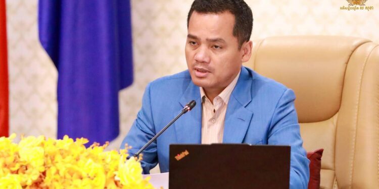 ឧបនាយករដ្ឋមន្ត្រី រដ្ឋមន្ត្រីក្រសួងមហាផ្ទៃ លោក ស សុខា ដឹកនាំកិច្ចប្រជុំផ្សព្វផ្សាយសារាចរណែនាំស្តីពី ការបញ្ឈប់សកម្មភាពផ្សព្វផ្សាយល្បែងស៊ីសងខុសច្បាប់ កាលពីរសៀលថ្ងៃទី៥ ខែធ្នូ ឆ្នាំ២០២៤។ (ហ្វេសប៊ុក រដ្ឋមន្ត្រីក្រសួងមហាផ្ទៃ លោក ស សុខា)