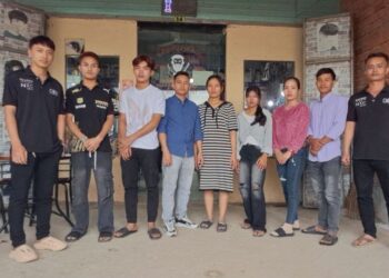 បុគ្គលិក និងម្ចាស់ហាង ពិសិដ្ឋាវុទ្ធ អាប់ឌែតស្តាយ នៅសាខាទី២ស្ថិតនៅភូមិចេក ឃុំសំរោង ស្រុកចន្រ្ទា ខេត្ដស្វាយរៀង នៅខែធ្នូ ឆ្នាំ២០២៤។ ( សួន វុត្ថា)