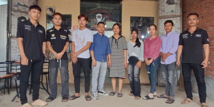 បុគ្គលិក និងម្ចាស់ហាង ពិសិដ្ឋាវុទ្ធ អាប់ឌែតស្តាយ នៅសាខាទី២ស្ថិតនៅភូមិចេក ឃុំសំរោង ស្រុកចន្រ្ទា ខេត្ដស្វាយរៀង នៅខែធ្នូ ឆ្នាំ២០២៤។ ( សួន វុត្ថា)