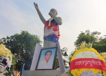 រូបសំណាក់លោក ជា វិជ្ជា នៅខាងមុខវត្តលង្កា អមដោយរូបថត និងកម្រងផ្ការបស់គណបក្សកម្លាំងជាតិ និងកម្រងផ្ការបស់អ្នកចូលរួមគោរពវិញ្ញាណក្ខន្ធក្នុងពិធីរំឭកខួប២១ឆ្នាំ នៃការបាញ់សម្លាប់លោក ជា វិជ្ជា នៅព្រឹកថ្ងៃទី២២ ខែមករា ឆ្នាំ២០២៥។ (រូបភព ហ្វេសប៊ុកគណបក្សកម្លាំងជាតិ)