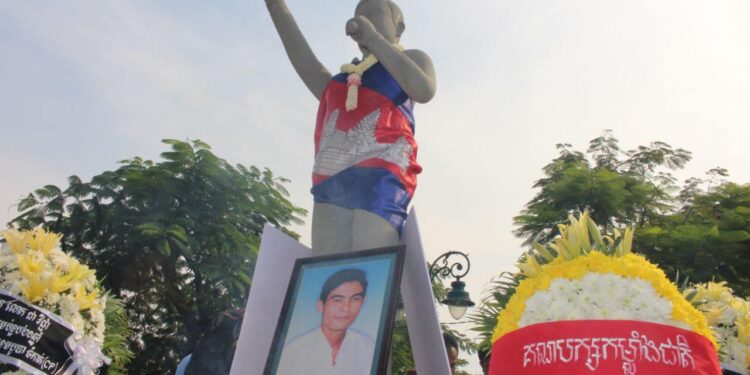 រូបសំណាក់លោក ជា វិជ្ជា នៅខាងមុខវត្តលង្កា អមដោយរូបថត និងកម្រងផ្ការបស់គណបក្សកម្លាំងជាតិ និងកម្រងផ្ការបស់អ្នកចូលរួមគោរពវិញ្ញាណក្ខន្ធក្នុងពិធីរំឭកខួប២១ឆ្នាំ នៃការបាញ់សម្លាប់លោក ជា វិជ្ជា នៅព្រឹកថ្ងៃទី២២ ខែមករា ឆ្នាំ២០២៥។ (រូបភព ហ្វេសប៊ុកគណបក្សកម្លាំងជាតិ)