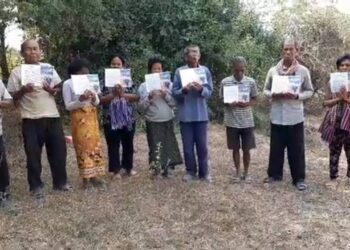 សកម្មភាពពលរដ្ឋមួយចំនួនរស់នៅភូមិឈើទាលលើ ឃុំរលាំងគ្រើល ស្រុកសំរោងទង ខេត្តកំពង់ស្ពឺ កាលពីថ្ងៃ១១ ខែធ្នូ ឆ្នាំ២០២៤ បាននាំគ្នាទទួចស្នើសុំកិច្ចអន្តរាគមន៍ពីរាជរដ្ឋាភិបាលលើដីមានជម្លោះ៨ហិកតា ដែលកំពុងកាន់កាប់ដោយពលរដ្ឋ១២គ្រួសារ ដើម្បីដាក់ជាដីសមូហភាពវិញ។ (ផ្តល់ជូន)