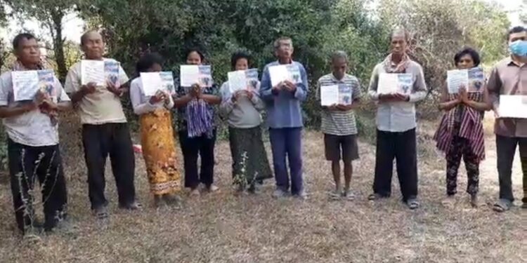 សកម្មភាពពលរដ្ឋមួយចំនួនរស់នៅភូមិឈើទាលលើ ឃុំរលាំងគ្រើល ស្រុកសំរោងទង ខេត្តកំពង់ស្ពឺ កាលពីថ្ងៃ១១ ខែធ្នូ ឆ្នាំ២០២៤ បាននាំគ្នាទទួចស្នើសុំកិច្ចអន្តរាគមន៍ពីរាជរដ្ឋាភិបាលលើដីមានជម្លោះ៨ហិកតា ដែលកំពុងកាន់កាប់ដោយពលរដ្ឋ១២គ្រួសារ ដើម្បីដាក់ជាដីសមូហភាពវិញ។ (ផ្តល់ជូន)