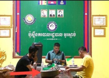 អ្នកកាសែតម្នាក់ត្រូវចោទពីបទកាន់កាប់អាវុធខុសច្បាប់ក្រោយដឹកមីនតោនជូនសមត្ថកិច្ច