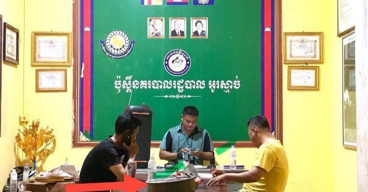 អ្នកកាសែតម្នាក់ត្រូវចោទពីបទកាន់កាប់អាវុធខុសច្បាប់ក្រោយដឹកមីនតោនជូនសមត្ថកិច្ច