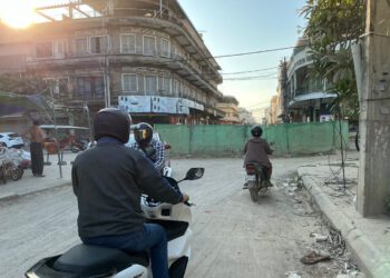 ពលរដ្ឋរិះគន់ថា ការធ្វើផ្លូវក្នុងក្រុងបាត់ដំបងមានភាពយឺតយ៉ាវ និងប៉ះពាល់សុខភាព