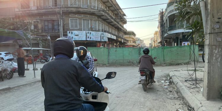 ពលរដ្ឋរិះគន់ថា ការធ្វើផ្លូវក្នុងក្រុងបាត់ដំបងមានភាពយឺតយ៉ាវ និងប៉ះពាល់សុខភាព