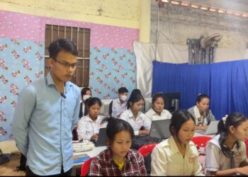 លោក ហ៊ាត សាត កំពុងបង្រៀន ជំនាញផ្នែកព័ត៌មានវិទ្យា ឬកុំព្យូទ័រដល់កូនសិស្សនៅវត្តបាគង នាឃុំត្បែង ស្រុកកំពង់ស្វាយ ខេត្តកំពង់ធំនៅខែមករា ឆ្នាំ២០២៥។ (សេង ឡង់ឌី)