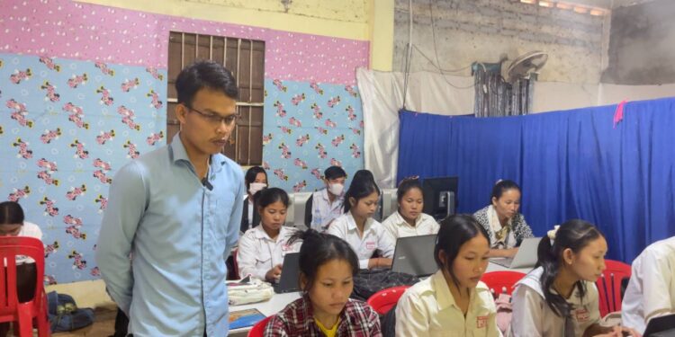 លោក ហ៊ាត សាត កំពុងបង្រៀន ជំនាញផ្នែកព័ត៌មានវិទ្យា ឬកុំព្យូទ័រដល់កូនសិស្សនៅវត្តបាគង នាឃុំត្បែង ស្រុកកំពង់ស្វាយ ខេត្តកំពង់ធំនៅខែមករា ឆ្នាំ២០២៥។ (សេង ឡង់ឌី)