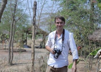 សង្គមស៊ីវិលថ្កោលទោសកម្ពុជា​ដែល​​ដាក់​​អ្នកកាសែតជនជាតិ​អង់គ្លេស​ម្នាក់ក្នុងបញ្ជីខ្មៅ