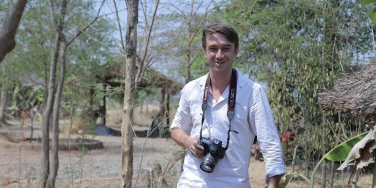 សង្គមស៊ីវិលថ្កោលទោសកម្ពុជា​ដែល​​ដាក់​​អ្នកកាសែតជនជាតិ​អង់គ្លេស​ម្នាក់ក្នុងបញ្ជីខ្មៅ