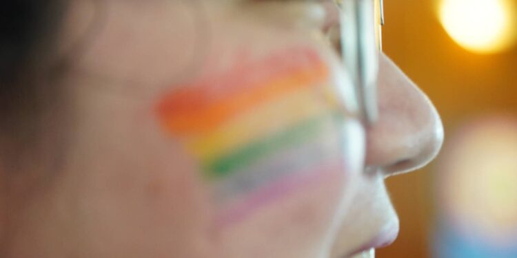 បទយកការណ៍៖ អ្នកស្រឡាញ់ភេទដូចគ្នាមួយចំនួនអះអាងពីការបន្តរងការរើសអើងក្នុងវិស័យការងារ