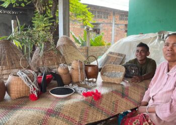 ទិដ្ឋភាព លោក សៅ ជឿន និងអ្នកស្រី ងួន ហៀង ជាប្តីប្រពន្ធជនជាតិដើមភាគតិចកួយរស់នៅភូមិតាឡែកថ្មី ឃុំសាសាវិស័យ ស្រុកប្រាសាទបល្ល័ង្ក ខេត្តកំពង់ធំ ដែលបានប្រមែប្រមូលរបស់ប្រើប្រាស់បុរាណមករក្សាទុកដោយសារខ្លាចបាត់បង់ កាលពីថ្ងៃទី ២០ ខែកុម្ភៈ ឆ្នាំ២០២៥។ (សេង ឡង់ឌី)