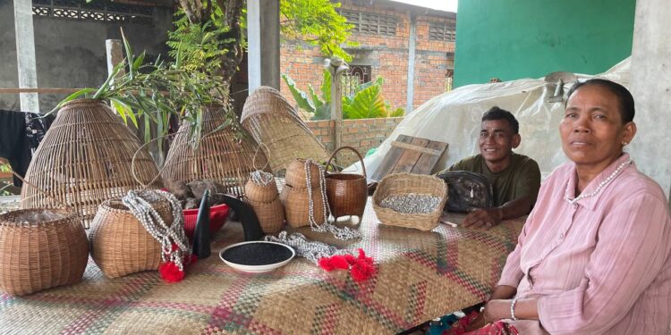 ទិដ្ឋភាព លោក សៅ ជឿន និងអ្នកស្រី ងួន ហៀង ជាប្តីប្រពន្ធជនជាតិដើមភាគតិចកួយរស់នៅភូមិតាឡែកថ្មី ឃុំសាសាវិស័យ ស្រុកប្រាសាទបល្ល័ង្ក ខេត្តកំពង់ធំ ដែលបានប្រមែប្រមូលរបស់ប្រើប្រាស់បុរាណមករក្សាទុកដោយសារខ្លាចបាត់បង់ កាលពីថ្ងៃទី ២០ ខែកុម្ភៈ ឆ្នាំ២០២៥។ (សេង ឡង់ឌី)