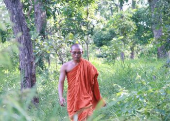 ទិដ្ឋភាពព្រះតេជព្រះគុណ ថូ ធូរស់ និមន្តនៅក្នុងតំបន់ព្រៃសង្ឃសហគមន៍រុក្ខាវ័ន ក្នុងក្រុងសំរោង ខេត្តឧត្តរមានជ័យ កាលពីឆ្នាំ២០២៤ ។ (ហ្វេសប៊ុក ព្រៃសង្ឃសហគមន៍រុក្ខាវ័ន)