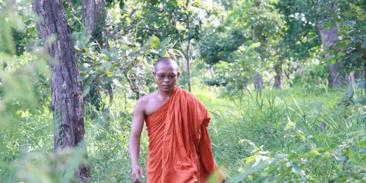 ទិដ្ឋភាពព្រះតេជព្រះគុណ ថូ ធូរស់ និមន្តនៅក្នុងតំបន់ព្រៃសង្ឃសហគមន៍រុក្ខាវ័ន ក្នុងក្រុងសំរោង ខេត្តឧត្តរមានជ័យ កាលពីឆ្នាំ២០២៤ ។ (ហ្វេសប៊ុក ព្រៃសង្ឃសហគមន៍រុក្ខាវ័ន)