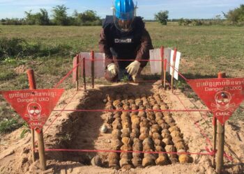 សកម្មភាពកម្លាំងអង្គភាពស៊ីម៉ាក់កំពុងរៀបចំទុកដាក់គ្រាប់មិនទាន់ផ្ទុះដែលរំដោះបាននៅកម្ពុជា។ (រូបភាពទំព័រហ្វេសប៊ុកលោក Heng Ratana)