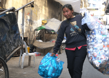 អ្នកស្រី វ៉ន ស្រីល័ក្ខ ជាកំពុងយួរនិងលីសំបកកំប៉ុងអេតចាយ នៅសង្កាត់អូរឬស្សី ២ កាលពីថ្ងៃទី៣១ ខែមករា ឆ្នាំ២០២៥ ( រូបភាពដោយ៖ អ៊ួក ចាន់ធីដា )