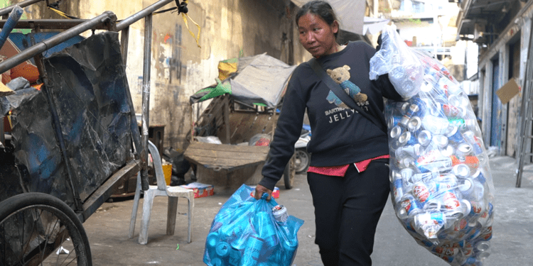 អ្នកស្រី វ៉ន ស្រីល័ក្ខ ជាកំពុងយួរនិងលីសំបកកំប៉ុងអេតចាយ នៅសង្កាត់អូរឬស្សី ២ កាលពីថ្ងៃទី៣១ ខែមករា ឆ្នាំ២០២៥ ( រូបភាពដោយ៖ អ៊ួក ចាន់ធីដា )