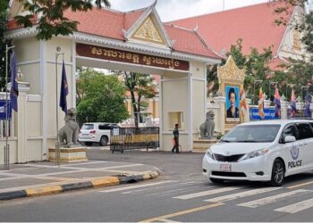 រថយន្តនគរបាលបើកកាត់មុខរដ្ឋបាលសាលាខេត្តស្វាយរៀងកាលពីថ្ងៃទី១២ ខែកញ្ញា ឆ្នាំ២០២៤។ (សួន វុត្ថា)