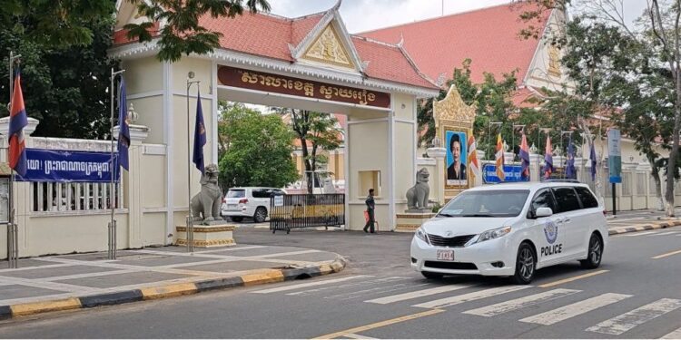 រថយន្តនគរបាលបើកកាត់មុខរដ្ឋបាលសាលាខេត្តស្វាយរៀងកាលពីថ្ងៃទី១២ ខែកញ្ញា ឆ្នាំ២០២៤។ (សួន វុត្ថា)