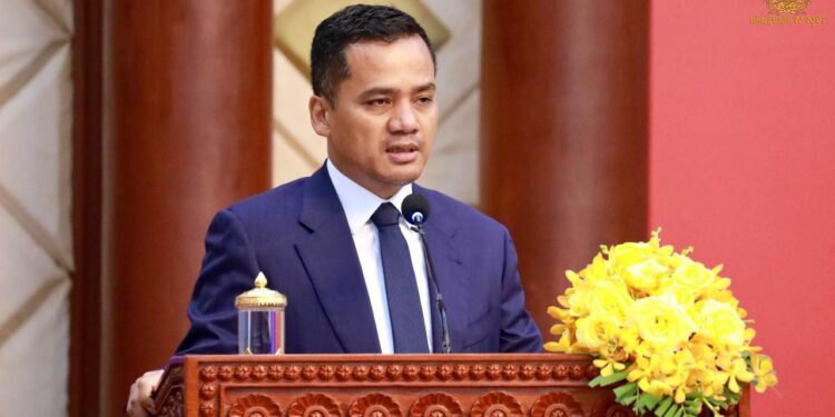 ឧបនាយករដ្ឋមន្ត្រី រដ្ឋមន្ត្រីក្រសួងមហាផ្ទៃ លោក ស សុខា ថ្លែងក្នុងឱកាសសន្និបាតប្រចាំឆ្នាំ២០២៤ របស់អាជ្ញាធរជាតិប្រយុទ្ធប្រឆាំងគ្រឿងញៀន និងផ្សព្វផ្សាយផែនការយុទ្ធនាការប្រយុទ្ធប្រឆាំងគ្រឿងញៀនខុសច្បាប់ លើកទី១០ កាលពីថ្ងៃទី១២ ខែមីនា ឆ្នាំ២០២៥។ (ហ្វេសប៊ុក ស សុខា)