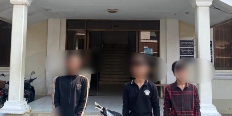 នគរបាលខណ្ឌទួលគោកបង្រ្កាបជនសង្ស័យ៣នាក់ ករណីវាយប្លន់យកម៉ូតូជនរងគ្រោះនៅបឹងកក់កាលពីយប់នៅថ្ងៃទី១៥ ខែកុម្ភ: ឆ្នាំ២០២៥។ (គេហទំព័រ ក្រុមការងារព័ត៌មាន និងប្រតិកម្មរហ័ស នៃស្នងការដ្ឋាននគរបាលរាជធានីភ្នំពេញ)