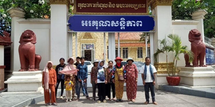 លោក ស្ងួន ញឿន និងពលរដ្ឋមានជម្លោះដីធ្លីជាមួយក្រុមហ៊ុន(KDC) មកចូលរួមសាវនាការនៅតុលាការកំពូលរាជធានីភ្នំពេញនៅថ្ងៃទី១០ ខែមីនា ឆ្នាំ២០២៥។ (ផ្តល់ឱ្យ)