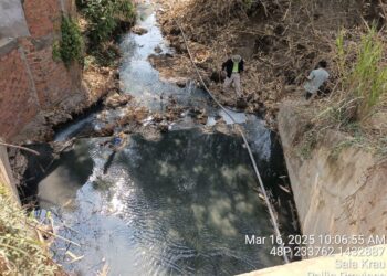 ទិដ្ឋភាពបង្ហូរកាកសំណល់រាវចេញពីក្រុមហ៊ុនកាងស៊ីនឡុង ហ្វូត (ខេមបូឌា) ឯ.ក (CANXINLONG FOOD, Cambodia Co., LTD) ដែលមានរោងចក្រកែច្នៃដំណាប់ស្វាយ ស្ថិតនៅតាមបណ្តោយផ្លូវជាតិលេខ៥៧ ភូមិអូររអិល ឃុំស្ទឹងកាច់ ស្រុកសាលាក្រៅ ខេត្តប៉ៃលិន ចូលទៅតំបន់ទឹកសាធារណៈនៅខែមីនា ឆ្នាំ២០២៥។ (ទំព័រហ្វេសប៊ុក Ministry of Environment)