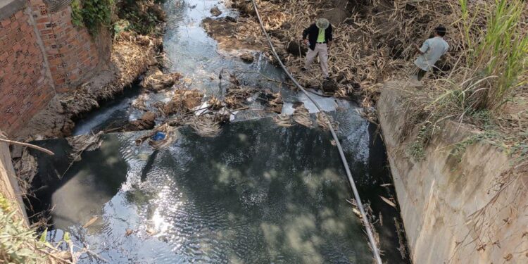 ទិដ្ឋភាពបង្ហូរកាកសំណល់រាវចេញពីក្រុមហ៊ុនកាងស៊ីនឡុង ហ្វូត (ខេមបូឌា) ឯ.ក (CANXINLONG FOOD, Cambodia Co., LTD) ដែលមានរោងចក្រកែច្នៃដំណាប់ស្វាយ ស្ថិតនៅតាមបណ្តោយផ្លូវជាតិលេខ៥៧ ភូមិអូររអិល ឃុំស្ទឹងកាច់ ស្រុកសាលាក្រៅ ខេត្តប៉ៃលិន ចូលទៅតំបន់ទឹកសាធារណៈនៅខែមីនា ឆ្នាំ២០២៥។ (ទំព័រហ្វេសប៊ុក Ministry of Environment)