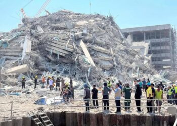 ទិដ្ឋភាពក្រុមអ្នកជួយសង្រ្គោះថៃ នៅតំបន់អាគារដួលរលំដោយសារគ្រោះរញ្ជួយដីកាលពីថ្ងៃសុក្រ ទី២៨ ខែមីនា ឆ្នាំ២០២៥ នាទីក្រុងបាងកក។ (រូបភាពអង្គការសង់ត្រាល់)