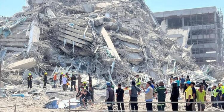 ទិដ្ឋភាពក្រុមអ្នកជួយសង្រ្គោះថៃ នៅតំបន់អាគារដួលរលំដោយសារគ្រោះរញ្ជួយដីកាលពីថ្ងៃសុក្រ ទី២៨ ខែមីនា ឆ្នាំ២០២៥ នាទីក្រុងបាងកក។ (រូបភាពអង្គការសង់ត្រាល់)