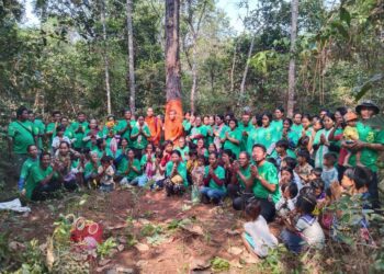 សកម្មភាពព្រះសង្ឃ និងប្រជាសហគមន៍ធ្វើពិធីបំបួសដើមឈើនៅសហគមន៍ព្រៃឈើឃ្មុំស្រករថ្លុកឬស្សី កាលពីថ្ងៃទី៦ ខែមេសា ឆ្នាំ២០២៥។ (ផ្តល់ឱ្យ)