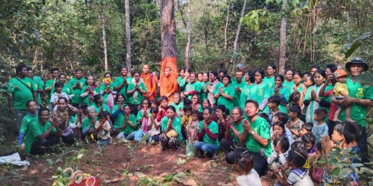 សកម្មភាពព្រះសង្ឃ និងប្រជាសហគមន៍ធ្វើពិធីបំបួសដើមឈើនៅសហគមន៍ព្រៃឈើឃ្មុំស្រករថ្លុកឬស្សី កាលពីថ្ងៃទី៦ ខែមេសា ឆ្នាំ២០២៥។ (ផ្តល់ឱ្យ)