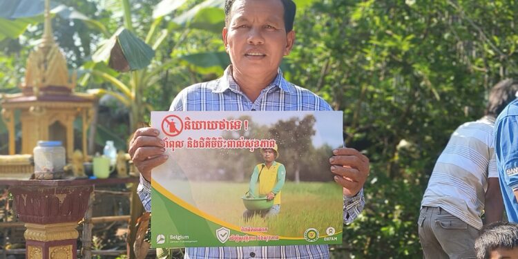 កសិករមួយរូប ដែលជាសមាជិកសហគមន៍មានជ័យ ស្ថិតក្នុងឃុំធ្មា ស្រុករំដួល ខេត្តស្វាយរៀង កាន់បដា ចូលរួមយុទ្ធនាការ «និយាយថាទេ ថ្នាំពុល និងជីគីមីប៉ះពាល់សុខភាព»កាលពីថ្ងៃទី ២៣ ខែមេសា ឆ្នាំ២០២៥ ។ (ហ្វេសប៊ុក សមាគមសម្ព័ន្ធសហគមន៍កសិករកម្ពុជា CCFC Cambodia)