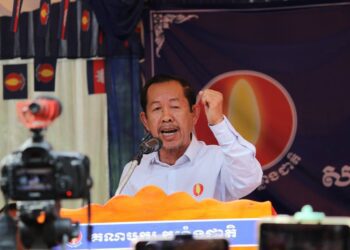 ទីប្រឹក្សាគណបក្សកម្លាំងជាតិ លោក រ៉ុង ឈុន ថ្លែងក្នុងពិធីសមាជវិសាមញ្ញគណបក្សកម្លាំងជាតិ ថ្ងៃទី៦ ខែមេសា ឆ្នាំ២០២៥ នៅខេត្តសៀមរាប។ (ហ្វេសប៊ុក លោក រ៉ុង ឈុន)