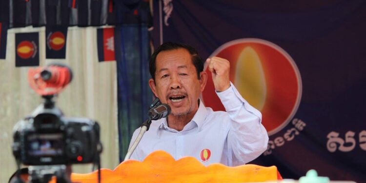 ទីប្រឹក្សាគណបក្សកម្លាំងជាតិ លោក រ៉ុង ឈុន ថ្លែងក្នុងពិធីសមាជវិសាមញ្ញគណបក្សកម្លាំងជាតិ ថ្ងៃទី៦ ខែមេសា ឆ្នាំ២០២៥ នៅខេត្តសៀមរាប។ (ហ្វេសប៊ុក លោក រ៉ុង ឈុន)