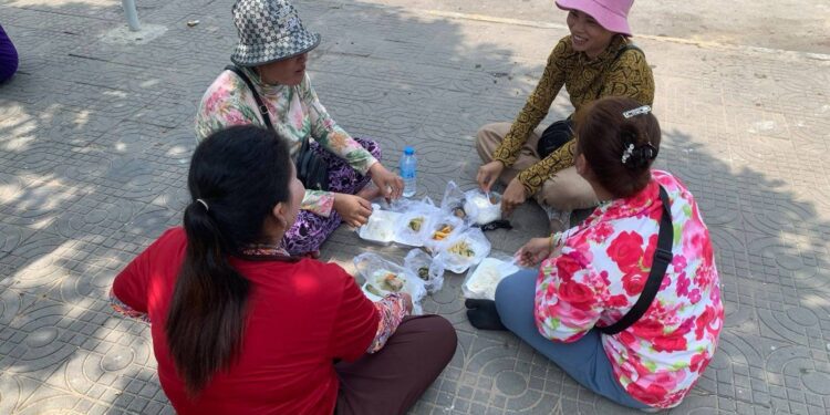 បទយកការណ៍៖ កម្មករព្រួយបារម្ភបាត់បង់ការងារ ក្រោយអាមេរិកប្រកាសដំឡើងពន្ធលើទំនិញនាំចូលពីកម្ពុជា