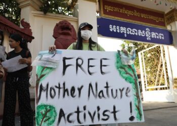 ពលរដ្ឋមួយរូបលើកបដានៅខាងមុខតុលាការកំពូលដោយមានអត្ថន័យសុំដោះលែងសកម្មជនមាតាធម្មជាតិឱ្យមានសេរីភាពវិញនៅថ្ងៃទី២៣ ខែមេសា ឆ្នាំ២០២៥។ (រូបភាព អង្គការលីកាដូ)