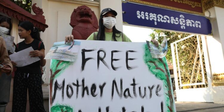 ពលរដ្ឋមួយរូបលើកបដានៅខាងមុខតុលាការកំពូលដោយមានអត្ថន័យសុំដោះលែងសកម្មជនមាតាធម្មជាតិឱ្យមានសេរីភាពវិញនៅថ្ងៃទី២៣ ខែមេសា ឆ្នាំ២០២៥។ (រូបភាព អង្គការលីកាដូ)